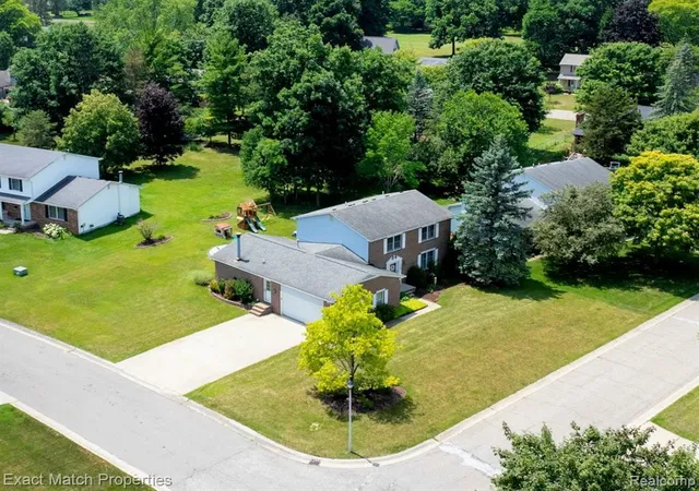 3rd image of 1324 Bush Creek Dr, Grand Blanc, MI 48439 1619 | MLS# 61010755