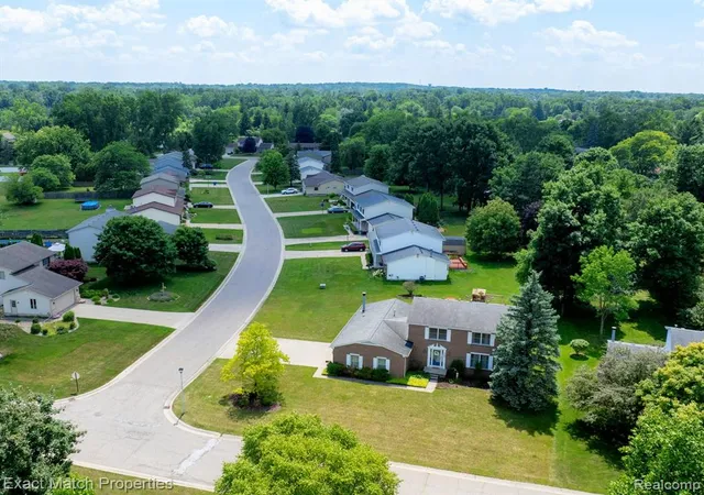 4th image of 1324 Bush Creek Dr, Grand Blanc, MI 48439 1619 | MLS# 61010755