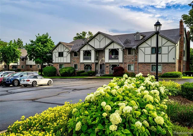 Homes for sale in Bloomfield Hills, MI | 42160 Woodward Avenue, Bloomfield Hills, MI 48304 | Houzeo