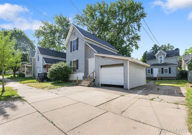 Homes for sale in Grand Rapids, MI | 430 Fernando St, Grand Rapids, MI 49505 | MLS# 70540093