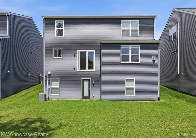 3rd image of 1592 Beachwood Dr, Walled Lake, MI 48390 | MLS# 61019433