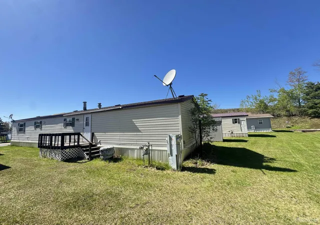 Homes for sale in Iron Mountain, MI | W8007 S Us Hwy 2/141 Trlr 256 Hwy, Iron Mountain, MI 49801 | MLS# 50202802