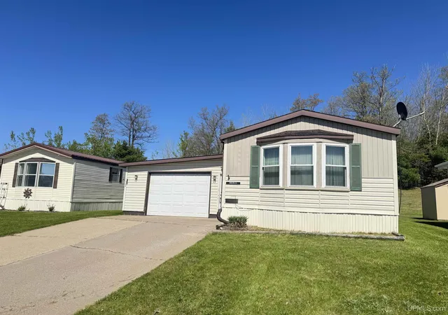 Homes for sale in Iron Mountain, MI | W8007 S Us Hwy 2/141 Trlr 256 Hwy, Iron Mountain, MI 49801 | MLS# 50202802
