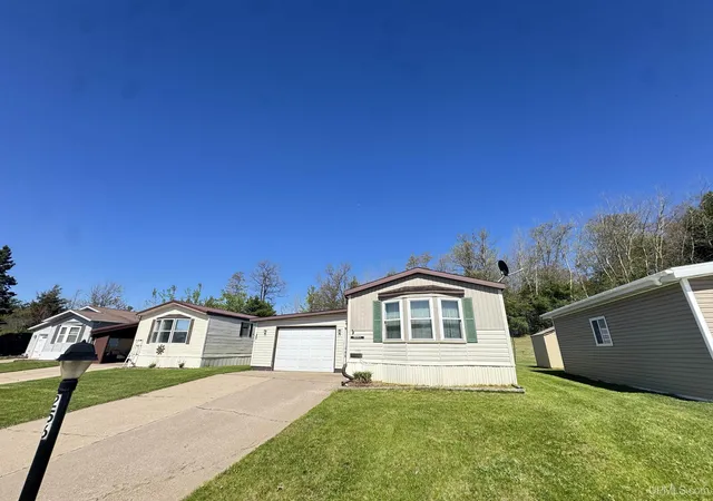 Homes for sale in Iron Mountain, MI | W8007 S Us Hwy 2/141 Trlr 256 Hwy, Iron Mountain, MI 49801 | MLS# 50202802
