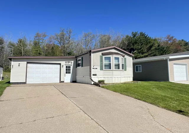 Homes for sale in Iron Mountain, MI | W8007 S Us Hwy 2/141 Trlr 256 Hwy, Iron Mountain, MI 49801 | MLS# 50202802