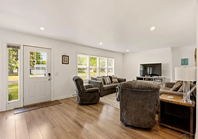 Photo 3 of Sale Pending at 842 Wheelock St, Freeland, MI 48623 | MLS# 50220181 | Listing updated on 2026-09-04