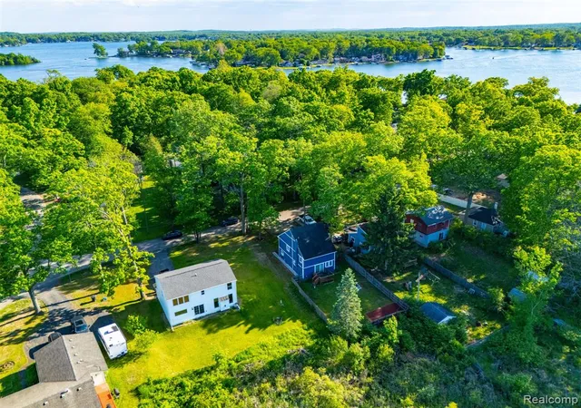 Homes for sale in White Lake, MI | 3773 Navarra Ave, White Lake, MI 48383 | MLS# 60998870