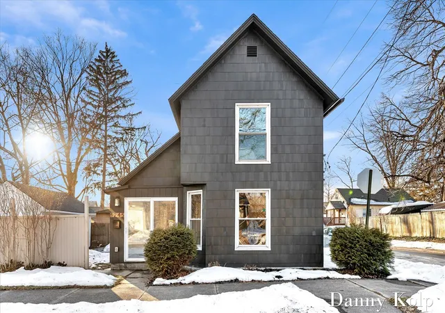 Homes for sale in Grand Rapids, MI | 1245 Paris Ave, Grand Rapids, MI 49505 | MLS# 70515682