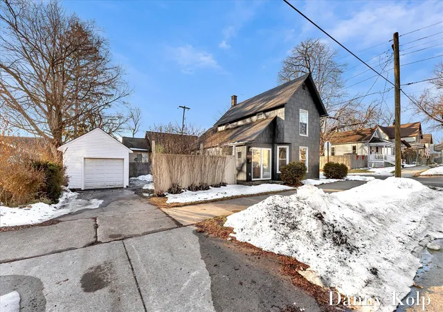 Homes for sale in Grand Rapids, MI | 1245 Paris Ave, Grand Rapids, MI 49505 | MLS# 70515682