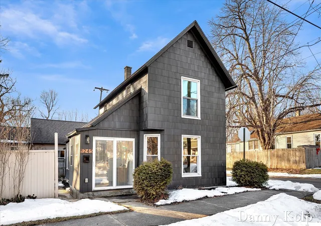Homes for sale in Grand Rapids, MI | 1245 Paris Ave, Grand Rapids, MI 49505 | MLS# 70515682