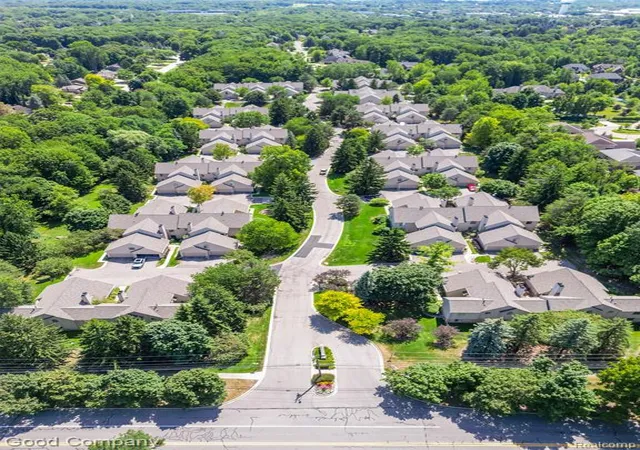 Listing Photo 2 - Condo for sale in building located at 29367 Laurel Dr, Farmington Hills, MI 48331 - Unit #