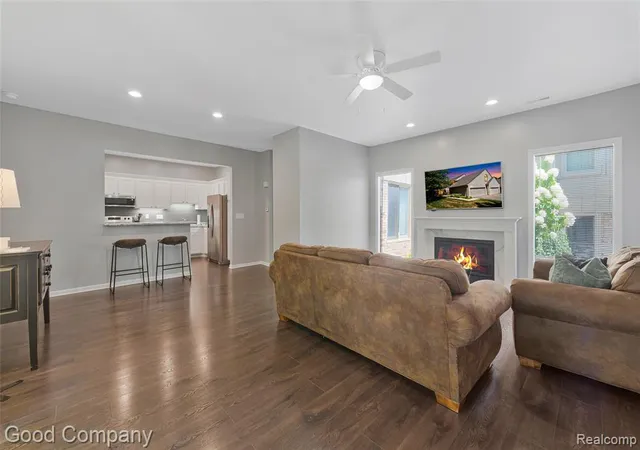 Photo 3 of Sale Pending at 29367 Laurel Dr, Farmington Hills, MI 48331 | MLS# 61018178 | Listing updated on 2026-08-26