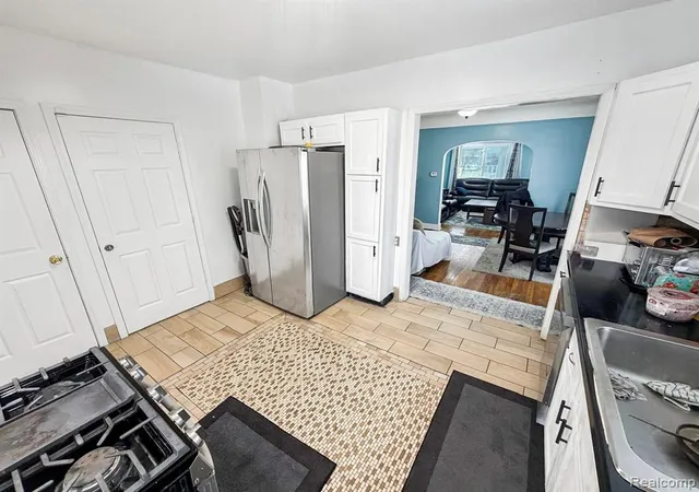 4th image of 8805 Whitlock Ave, Dearborn, MI 48126 4704 | MLS# 60997779
