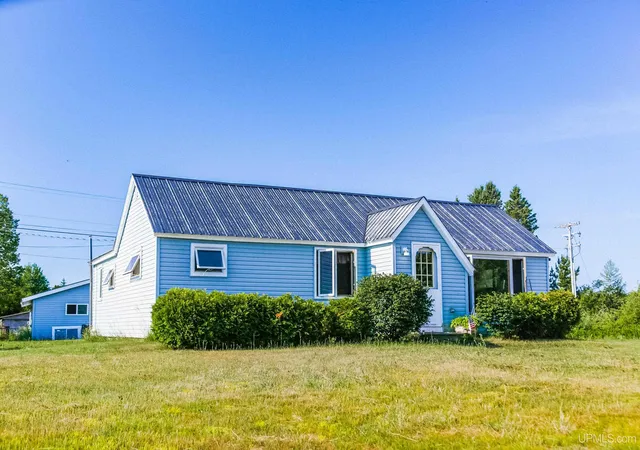 Photo 3 of Single family home for sale at 517 W Victory Way, Newberry, MI 49868 | MLS# 50215347 | Listing updated on 2026-07-17