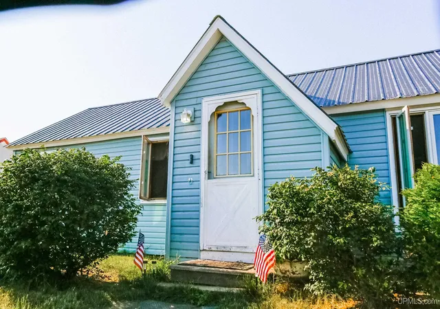Photo 3 of Single family home for sale at 517 W Victory Way, Newberry, MI 49868 | MLS# 50215347 | Listing updated on 2026-07-17