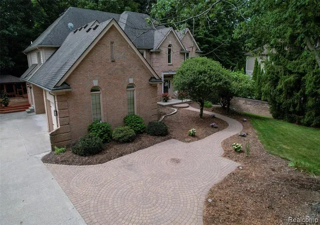 Photo 2 of Sale Pending at 1733 Apple Ridge Ct, Rochester Hills, MI 48306 3203 | MLS# 61023881 | Listing updated on 2026-09-17