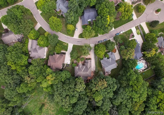 Photo 3 of Sale Pending at 1733 Apple Ridge Ct, Rochester Hills, MI 48306 3203 | MLS# 61023881 | Listing updated on 2026-09-17