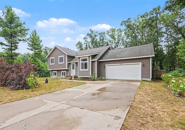 Photo 3 of Sale Pending at 6637 Hall Rd, Muskegon, MI 49442 | MLS# 70551077 | Listing updated on 2026-09-03