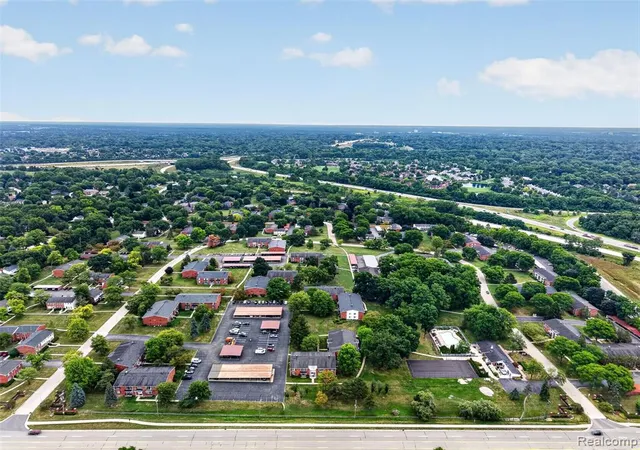 3rd image of 448 N Fox Hls Dr, Bloomfield Hills, MI 48304 1330