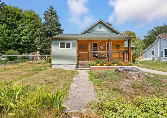 5th image of 915 Elm St, Frankfort, MI 49635 | MLS# 80072202