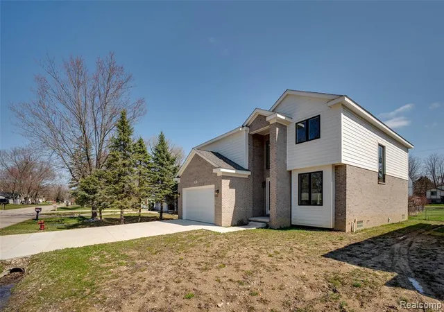 2nd image of 2911 Walsh Dr, Rochester Hills, MI 48309 | MLS# 61004720