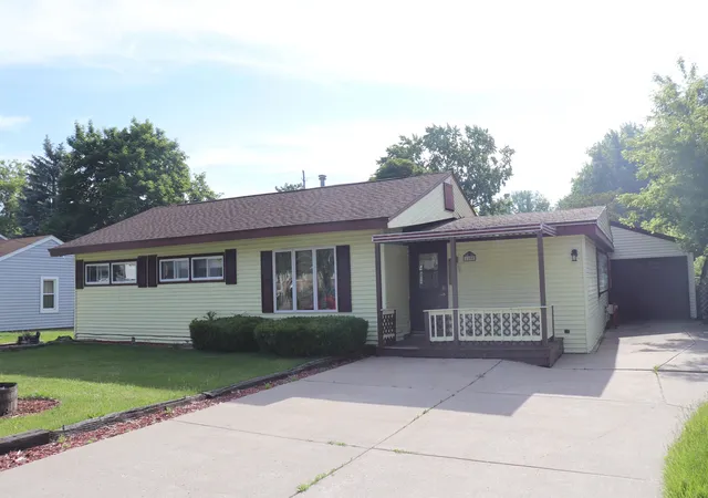Homes for sale in Essexville, MI | 1100 Heavenridge Rd, Essexville, MI 48732 | MLS# 50210519
