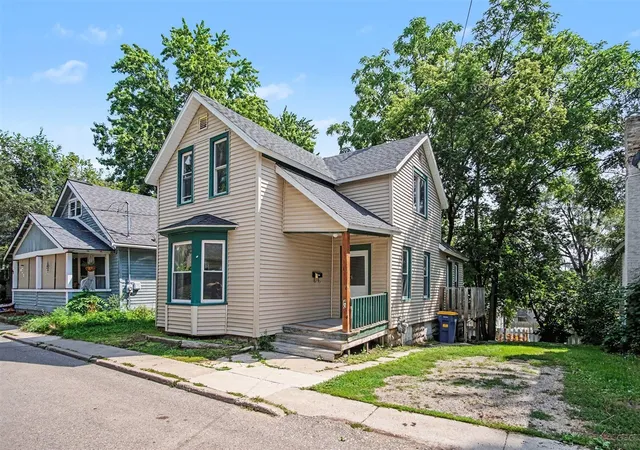 Photo 3 of Sale Pending at 40 Mack Ave, Grand Rapids, MI 49503 | MLS# 70551490 | Listing updated on 2026-09-14