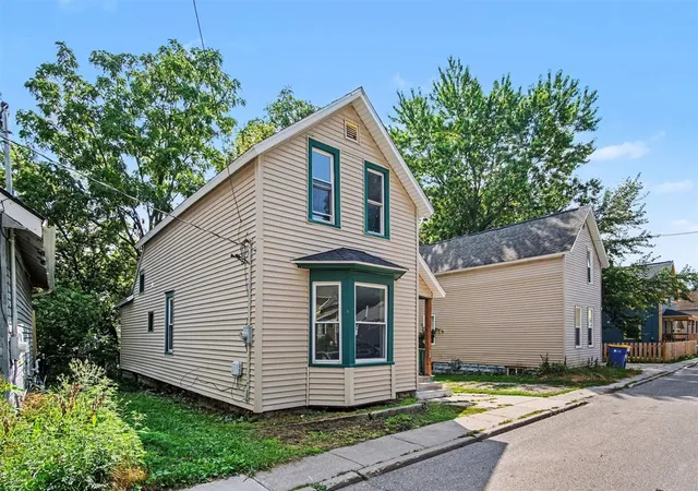 Photo 3 of Sale Pending at 40 Mack Ave, Grand Rapids, MI 49503 | MLS# 70551490 | Listing updated on 2026-09-14