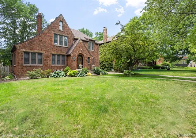 Homes for sale in Grosse Pointe Park, MI | 1421 Yorkshire Rd, Grosse Pointe Park, MI 48230 | MLS# 61009475