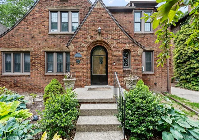 Homes for sale in Grosse Pointe Park, MI | 1421 Yorkshire Rd, Grosse Pointe Park, MI 48230 | MLS# 61009475
