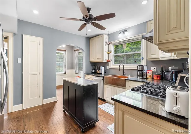 Homes for sale in Grosse Pointe Park, MI | 1421 Yorkshire Rd, Grosse Pointe Park, MI 48230 | MLS# 61009475