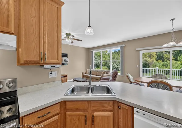 Listing Photo 5 - Condo for sale in building located at 1398 Luxington Dr, Lapeer, MI 48446