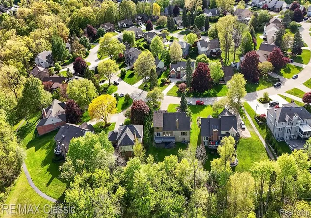 3rd image of 30779 Country Ridge Cir, Farmington Hills, MI 48331 | MLS# 61003546