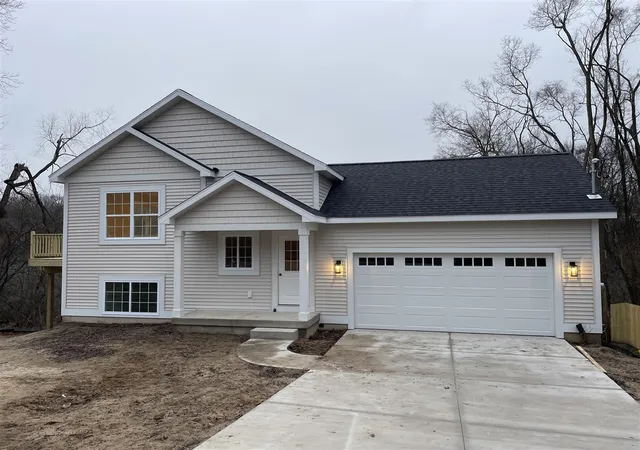Photo 3 of Sale Pending at 1860 Kreft St, Grand Rapids, MI 49525 | MLS# 70490397 | Listing updated on 2026-01-29