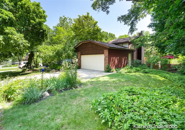 Photo 3 of Sale Pending at 1346 Rosewood Ave, Grand Rapids, MI 49506 | MLS# 70544795 | Listing updated on 2026-07-11