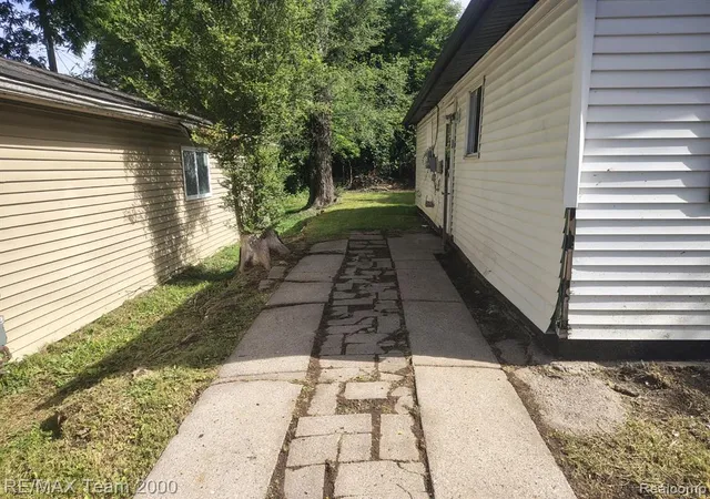 3rd image of 32 N Merrimac St, Pontiac, MI 48340 | MLS# 61007940