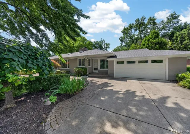 Photo 2 of Sale Pending at 32873 Norchester St, Beverly Hills, MI 48025 | MLS# 61010292 | Listing updated on 2026-07-21