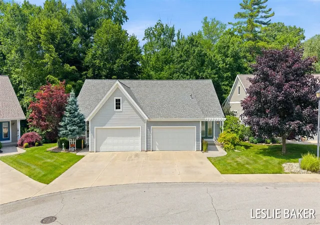 Homes for sale in Spring Lake, MI | 14806 Woodswalk Ct, Spring Lake, MI 49456