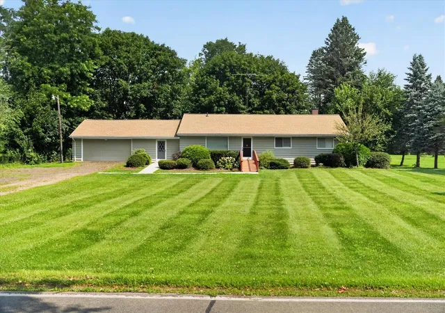 Photo 4 of Single family home for sale at 6720 Horton Rd, Jackson, MI 49201 | MLS# 70546934 | Listing updated on 2026-09-17