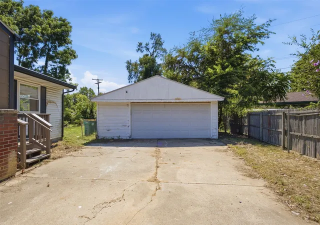 Photo 3 of Sale Pending at 1360 Woodglen Ave, Ypsilanti, MI 48198 | MLS# 70550411 | Listing updated on 2026-09-20
