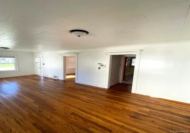 4th image of 2015 W Genesee Ave, Saginaw, MI 48602 | MLS# 60372772