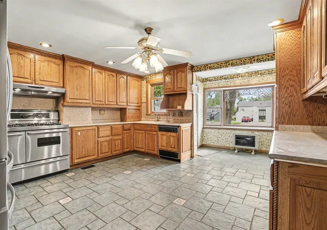 Homes for sale in Dowagiac, MI | 307 Center St, Dowagiac, MI 49047 | MLS# 70533087
