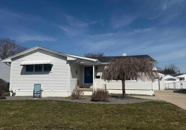 Homes for sale in Essexville, MI | 2103 S Brentwood Pl, Essexville, MI 48732 | MLS# 50204032