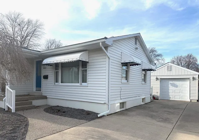 Homes for sale in Essexville, MI | 2103 S Brentwood Pl, Essexville, MI 48732 | MLS# 50204032