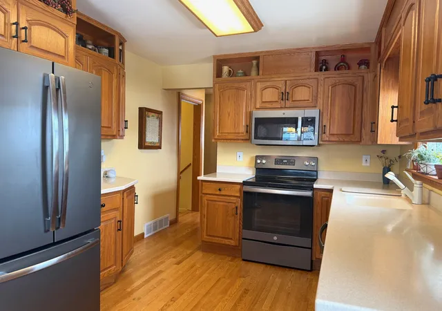 Photo 3 of Sale Pending at 2103 S Brentwood Pl, Essexville, MI 48732 | MLS# 50204032 | Listing updated on 2026-04-15