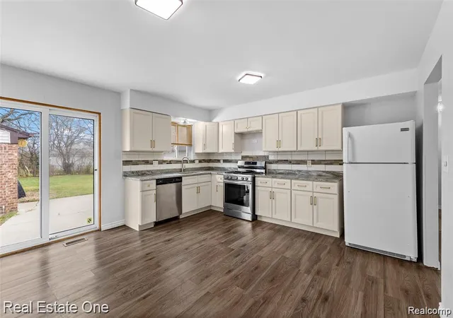 Homes for sale in Dearborn Heights, MI | 8456 Robindale St, Dearborn Heights, MI 48127 | MLS# 61010695