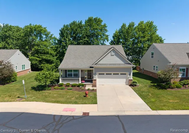 2nd image of 1086 Paddock Dr, South Lyon, MI 48178 | MLS# 61009142