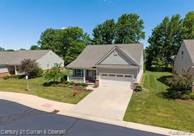 Homes for sale in South Lyon, MI | 1086 Paddock Dr, South Lyon, MI 48178 | MLS# 61009142