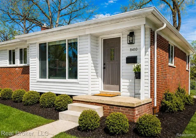 Homes for sale in Oak Park, MI | 8410 Northfield Blvd, Oak Park, MI 48237 | MLS# 60987540