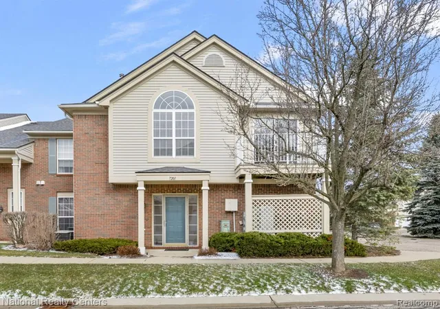 Homes for sale in Walled Lake, MI | 7201 Farmingdale Ln, Walled Lake, MI 48390 | MLS# 60977357